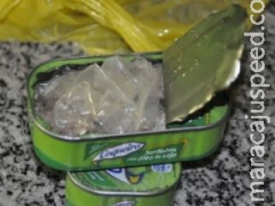 Dona de casa afirma ter encontrado preservativo em lata de sardinha 