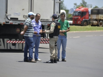 Após negociar com PRF, caminhoneiros liberam tráfego de carros, motos e ônibus