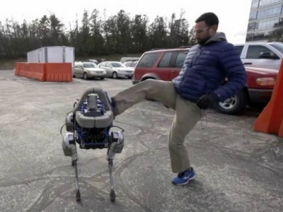 Robô do Google é capaz de ficar em pé mesmo depois de ser chutado