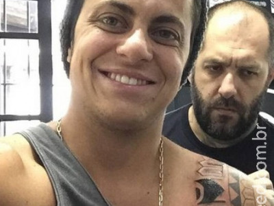 Thammy Miranda mostra parte do peitoral após retirar seios