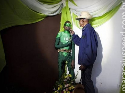 Homem é enterrado com fantasia de Lanterna Verde