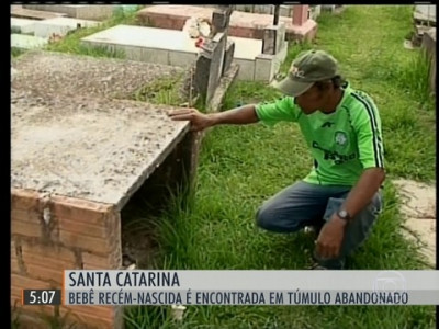 Bebê abandonado em túmulo de cemitério passa bem