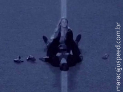 Casal é flagrado fazendo sexo em campo de futebol