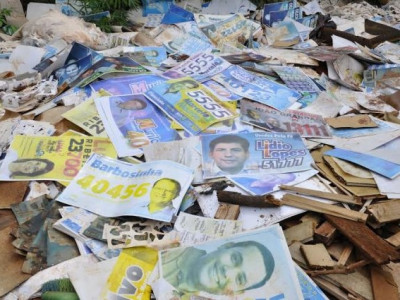 Material político é abandonado às margens de rodovia