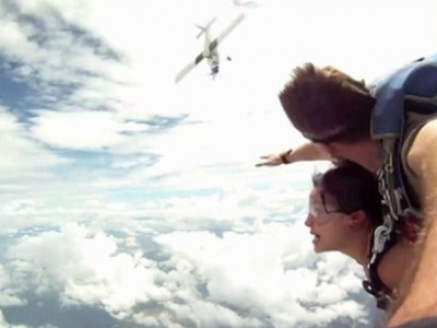 Dupla de skydivers é quase atingida no ar por avião