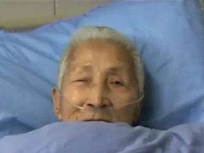  Idosa chinesa acorda de coma falando inglês fluente