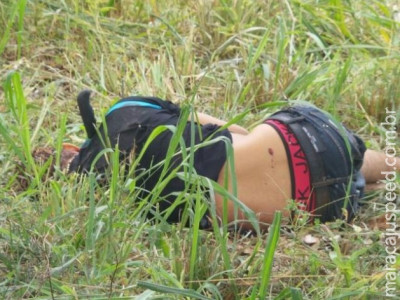 Apesar dos rumores de tiros, homem é encontrado com faca cravada no pescoço