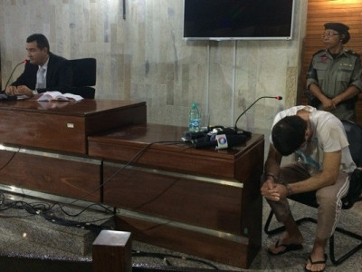 Suposto serial killer revolta avó de vítima ao ficar cabisbaixo: "Monstro"
