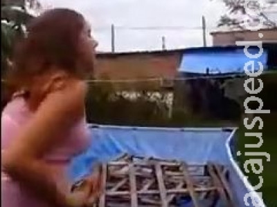 Mulher joga água fervendo em vizinha grávida durante discussão; veja o vídeo