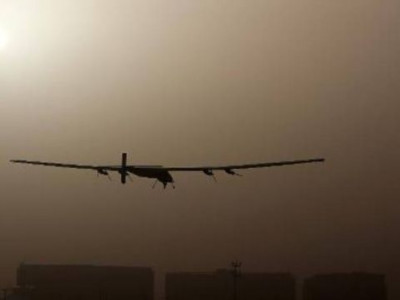 Avião movido a energia solar começa volta ao mundo