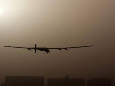 Avião movido a energia solar começa volta ao mundo