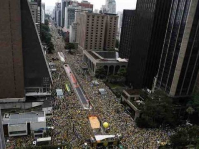 Mais de 1 milhão de pessoas protestam contra Dilma pelo país