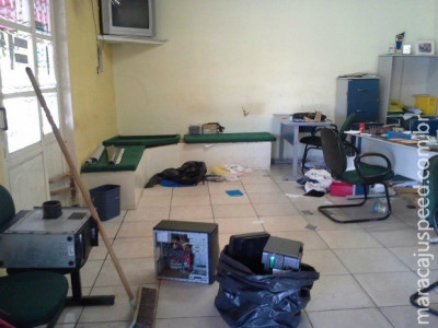 Quadrilha entra pelo teto, agride segurança e assalta autoescola