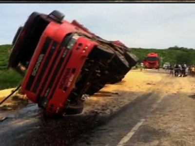 Caminhão tomba, é desvirado e cai em ribanceira em seguida