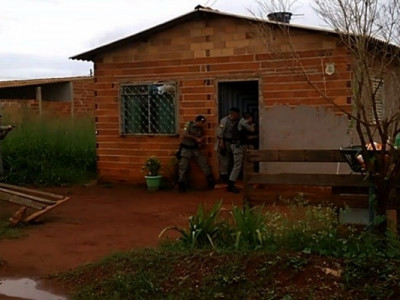 Suspeito trocava de roupa, tomava banho e comia durante furtos a casas