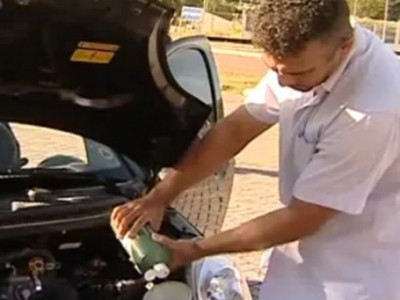 Homem faz sucesso na web ao inventar carro movido a água 
