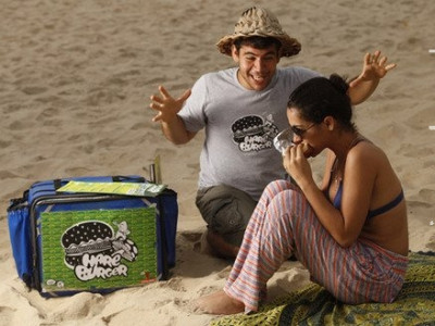 Carioca fatura R$ 1,2 milhão por mês vendendo hambúrguer natural na praia