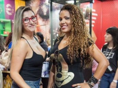 Mulheres em feira erótica respondem: 13 centímetros é o suficiente? 