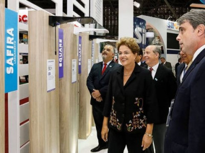 Dilma é recebida com vaias em evento da construção em SP