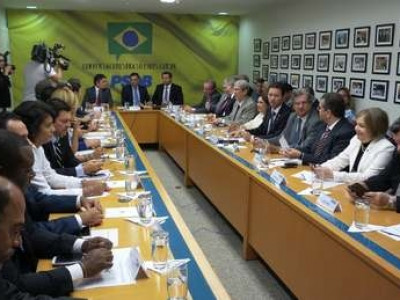  Impeachment não é palavra proibida, diz Aécio