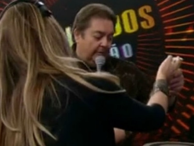 Após "grosseria", Faustão reconhece erro e pede desculpas a assistente