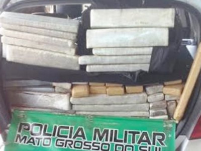Traficante abandona carro roubado com 383 kg de droga