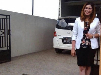 Solteira, mulher põe casa à venda e se oferece como "brinde"