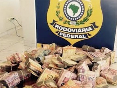 Três são flagrados com R$ 105 mil escondidos em painel de carro