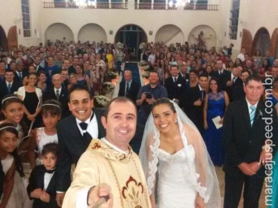 Padre usa pau de selfie em foto de casamento e surpreende convidados