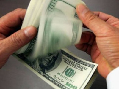 Dólar sobe mais de 1% e ultrapassa R$3,21 
