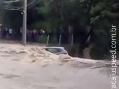  Bombeiros acham corpo de idoso levado por chuva