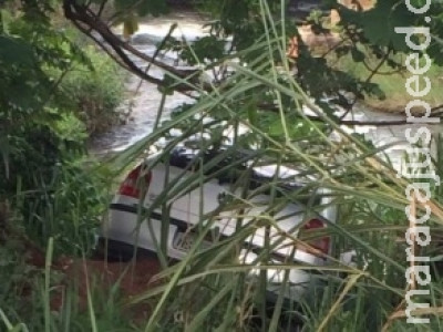 Embriagado, homem perde controle da direção de veículo e cai em ribanceira