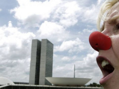 Como o governo reagiu aos protestos de domingo 