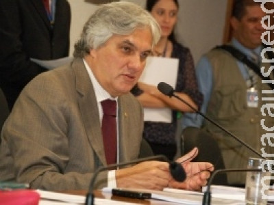 Delcídio comemora arquivamento de investigação com whisky e charuto