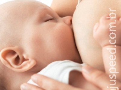 Leite materno facilita transição para alimentos sólidos, diz estudo 