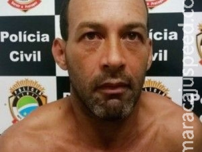 Homem é preso ao ser flagrado de cueca com criança