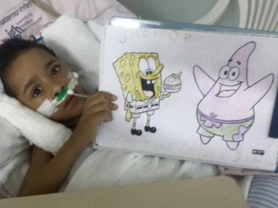Pai posta foto de siamês separado com desenho feito em UTI: "Guerreiro"