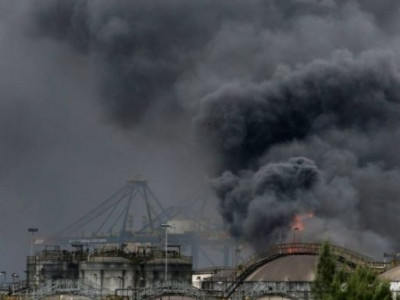 Bombeiros continuam no combate ao incêndio que já dura seis dias em Santos