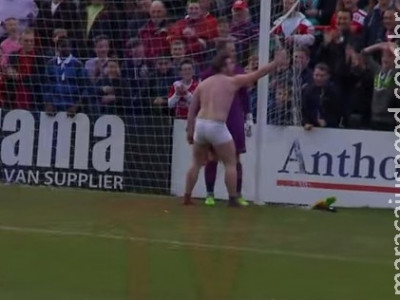 Torcedor fica só de cueca, invade campo e faz selfie com goleiro