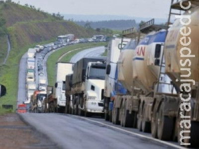 Caminhoneiros de MT mantêm protesto e fecham estradas