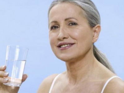 Cinco benefícios de beber água em jejum