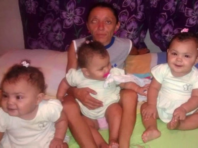 "Estamos felizes", diz anã mãe de trigêmeas que completaram 1 ano