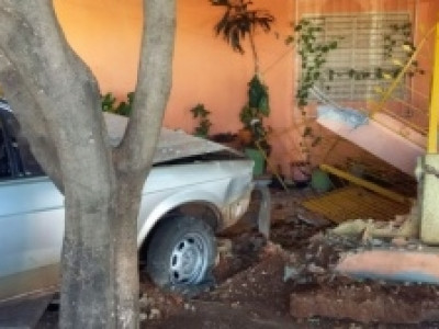 Traficante foge da polícia, perde o controle do veículo e destrói muro