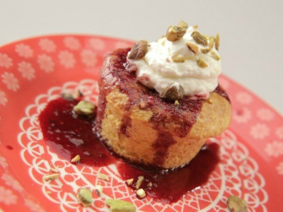 Bolo de cenoura com calda de vinho e amora
