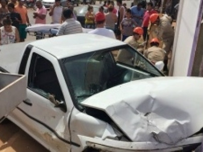 Homem bêbado colide com três veículos estacionados e muro de salão