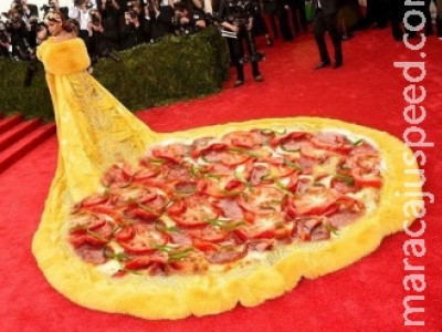 Vestido de Rihanna vira piada na internet