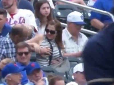 Homem é flagrado apalpando seio de mulher sentada ao lado em estádio