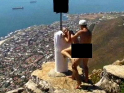 Filme pornô com cena em cartão postal gera polêmica