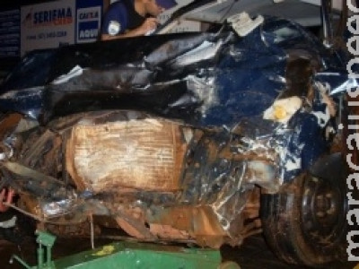 Homem morre e criança fica em estado grave após colisão entre carros