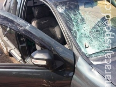 Cansada de apanhar, mulher quebra carro do ex-marido